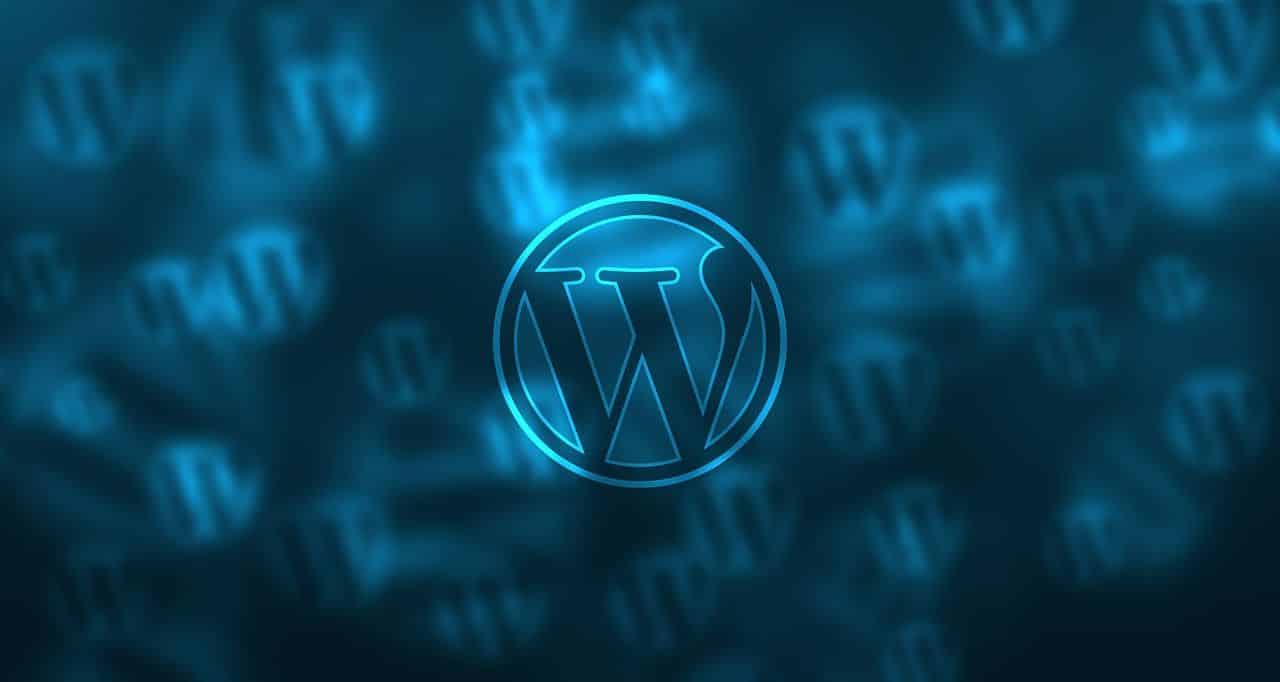 logo de wordpress en fondo azul con más logos de fondo para seo para wordpress
