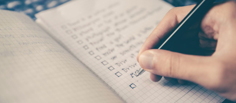 una checklist en un cuaderno escrita a mano